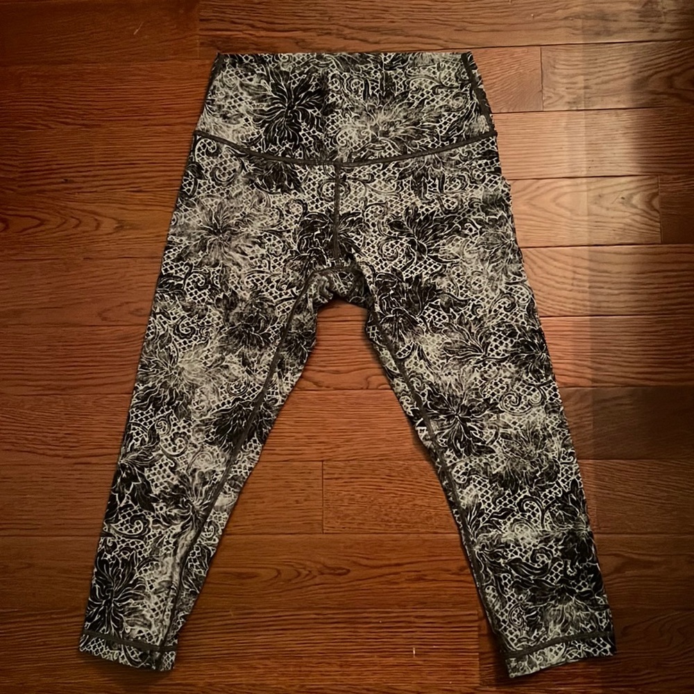 Patterned Lululemon Leggings, size 8, great condition